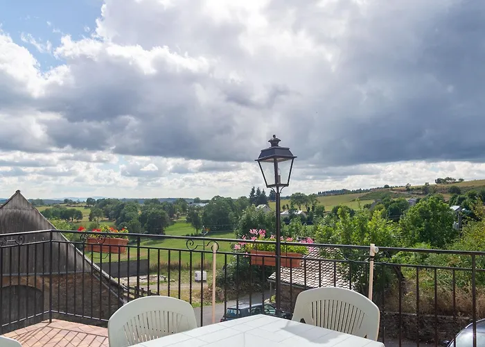 Bon Aubrac Pour 12 Personnes Hébergement de vacances *